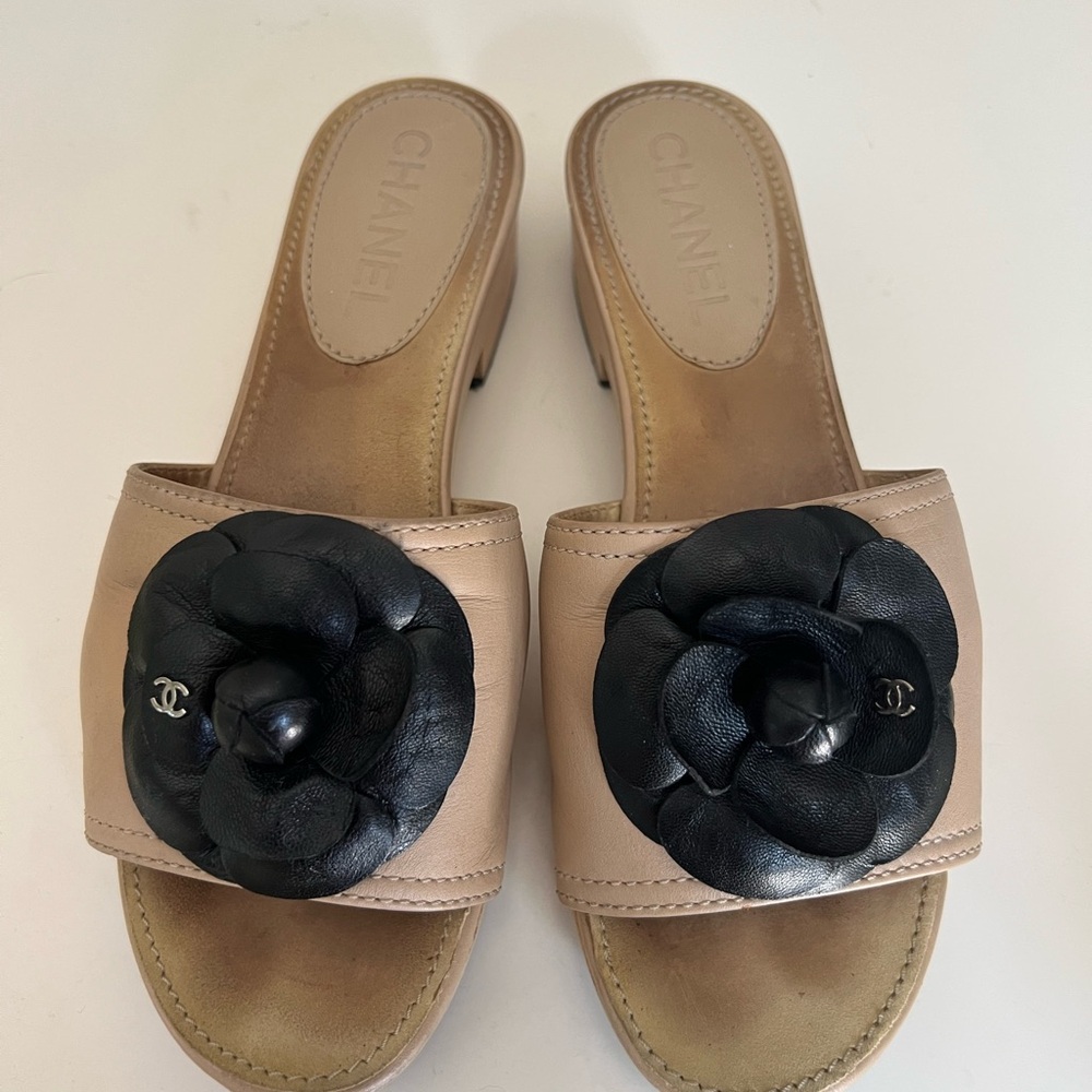 CHANEL Tan and Black Floral Sandals